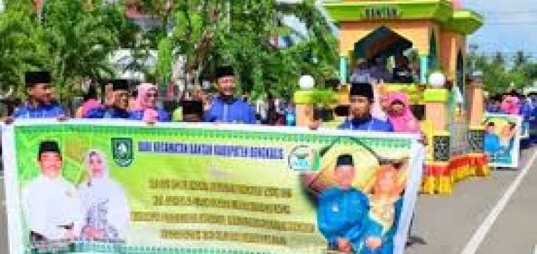 Lepas Pawai Taaruf MTQ Ke-43, Sekda Bengkalis Ajak Masyarakat Menjadikan Alquran Sebagai Pedoman Hid